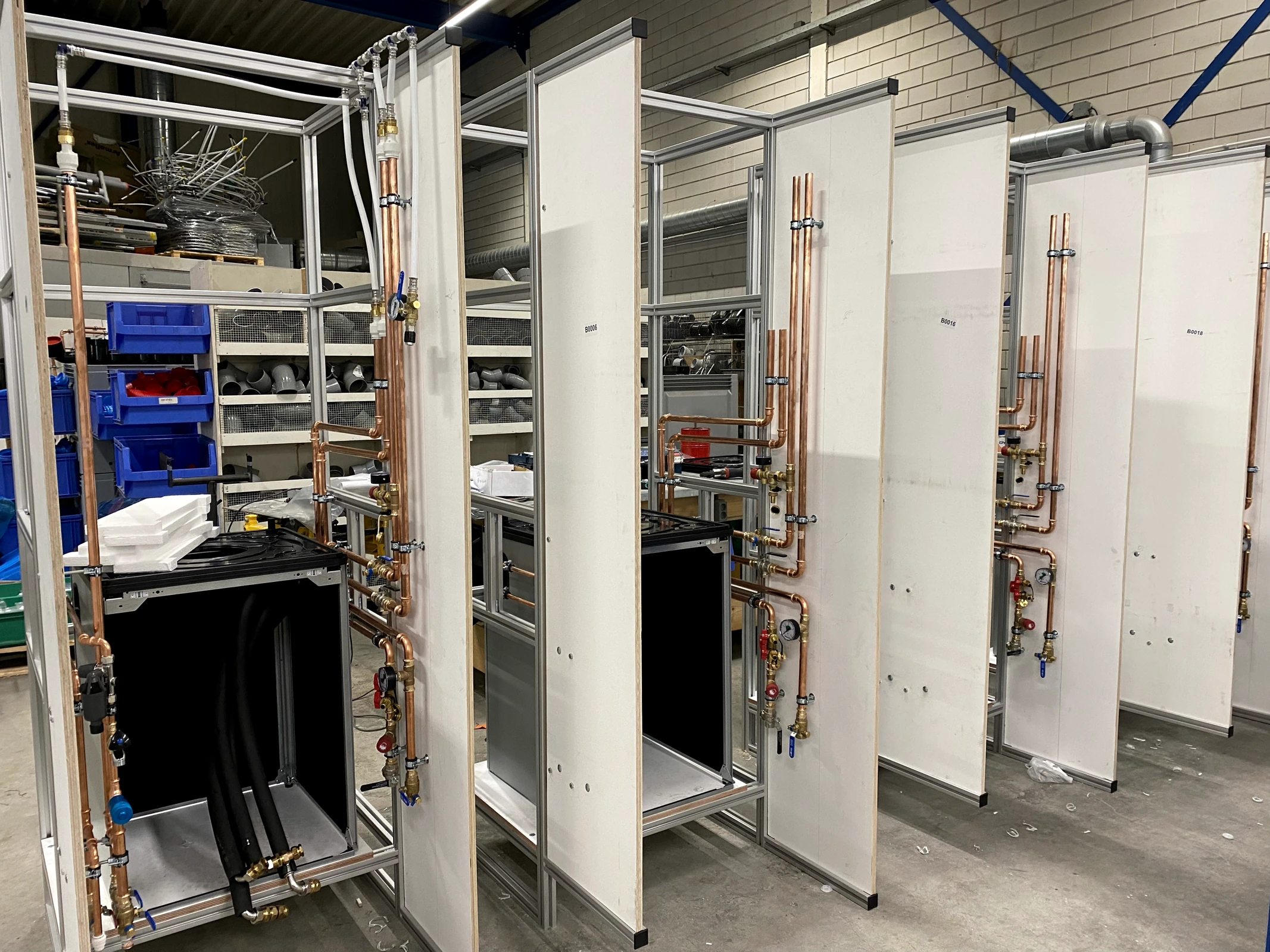 Prefab installatieframes in de werkplaats